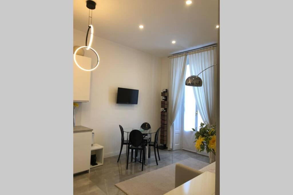 Casa Alberto Da Giussano, Elegante Bilocale In Centro Con Balcone Sul Parco Milan Luaran gambar