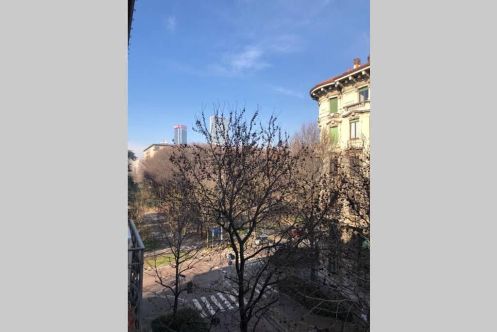 Casa Alberto Da Giussano, Elegante Bilocale In Centro Con Balcone Sul Parco Milan Luaran gambar