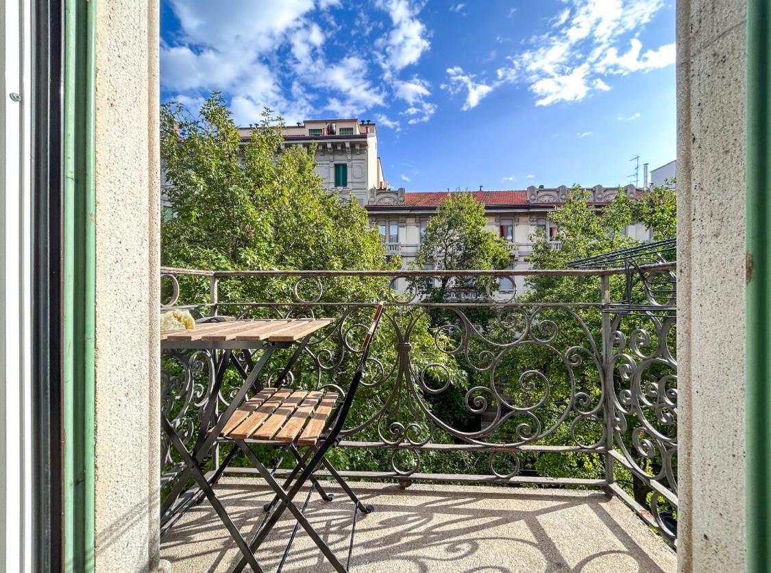 Casa Alberto Da Giussano, Elegante Bilocale In Centro Con Balcone Sul Parco Milan Luaran gambar