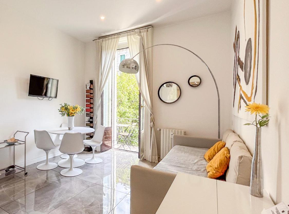 Casa Alberto Da Giussano, Elegante Bilocale In Centro Con Balcone Sul Parco Milan Luaran gambar
